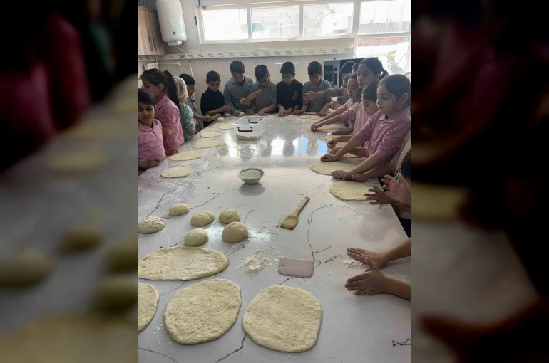 Miniklerin pişirdikleri sıcacık pideler kalpleri de ısıttı