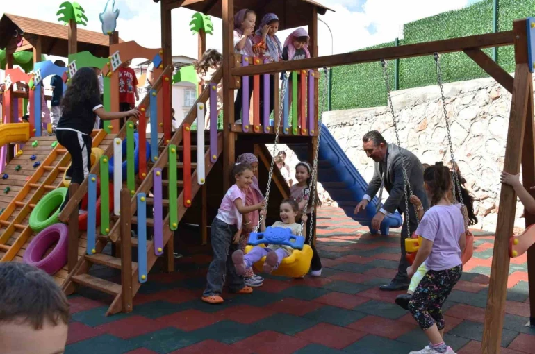 Miniklerin yüzü yenilenen oyun parkıyla güldü