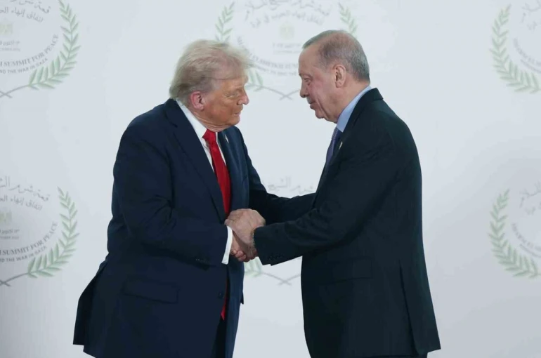 Mısır’daki Barış Zirvesi’ne katılan liderlerden aile fotoğrafı