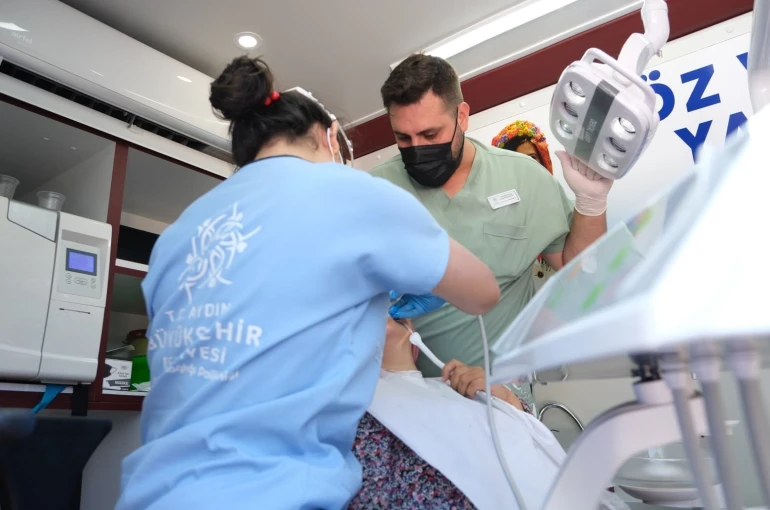 Mobil diş klinikleri üç ilçede vatandaşlarla buluştu