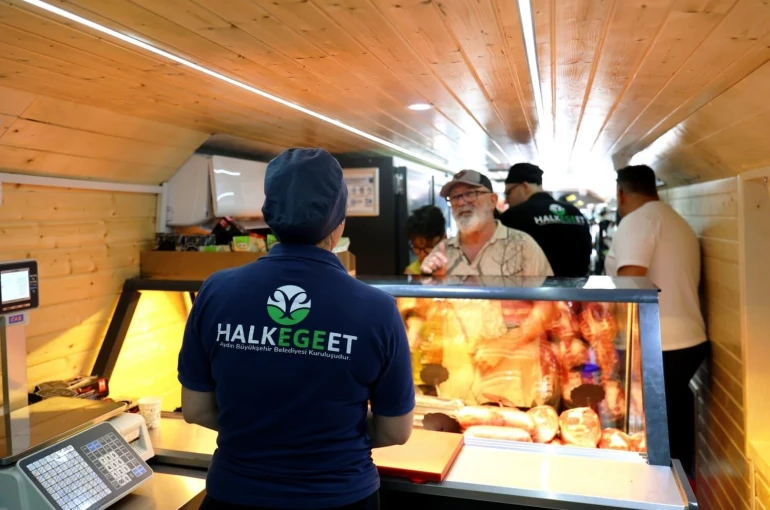 Mobil Halk Ege Et Akbük’te vatandaşlardan yoğun ilgi gördü