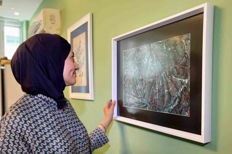 Modern anlayışla sürdürdüğü ebru sanatını gelecek nesillere aktarıyor