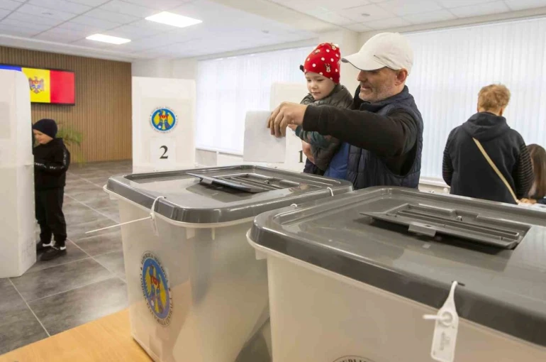 Moldova halkı, genel seçimler için sandık başında