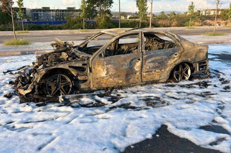 Motor arızası veren yabancı plakalı aracını gümrükten geçiremeyince yaktı