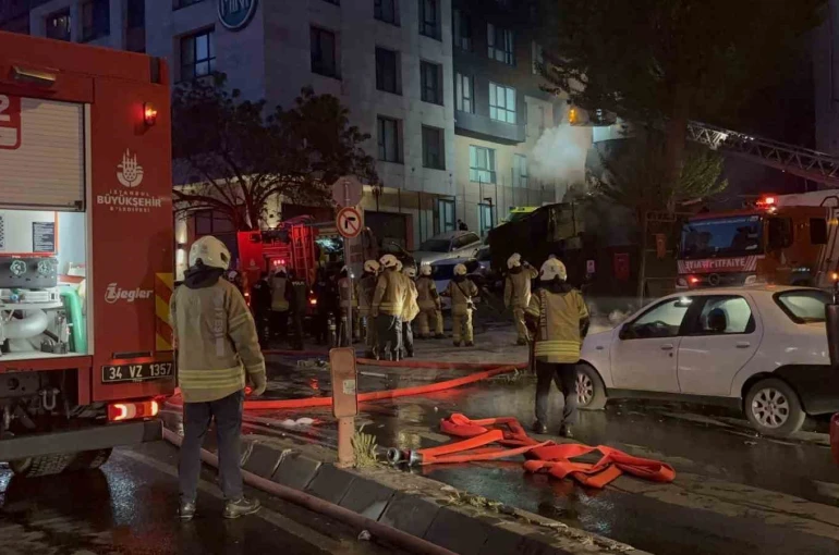 Motosiklet alev aldı, alevler 4 katlı binayı ve girişteki iş yerini sardı