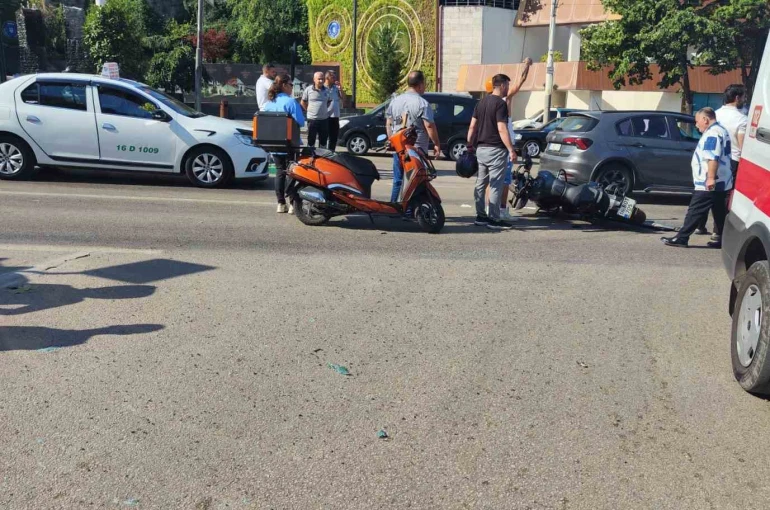 Motosiklet ambulansa çarptı: 1 yaralı 