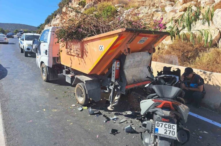 Motosiklet, atık toplama aracına çarptı: 1 ölü