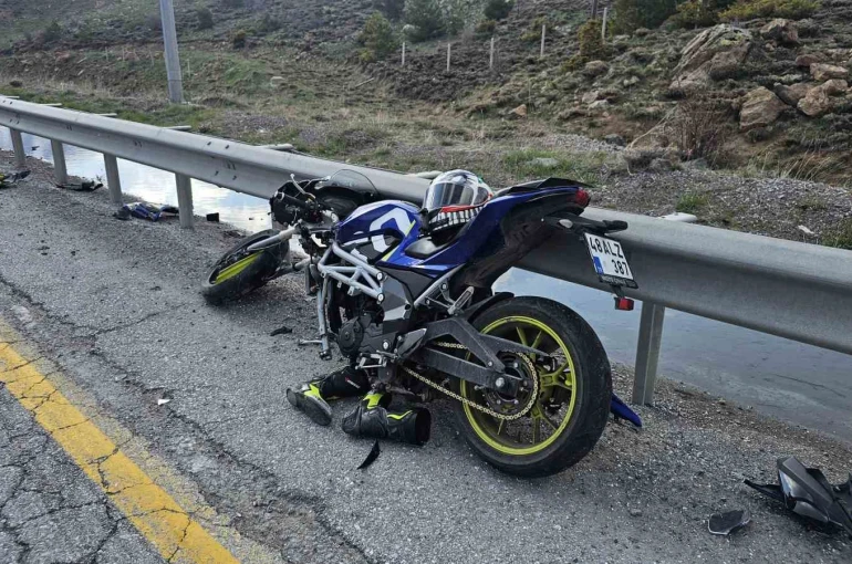 Motosiklet bariyere çarptı: 1 yaralı 