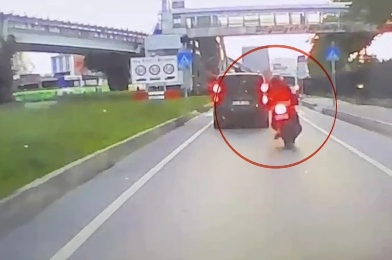 Motosiklet dolmuş minibüse arkadan çarptı: 1 yaralı