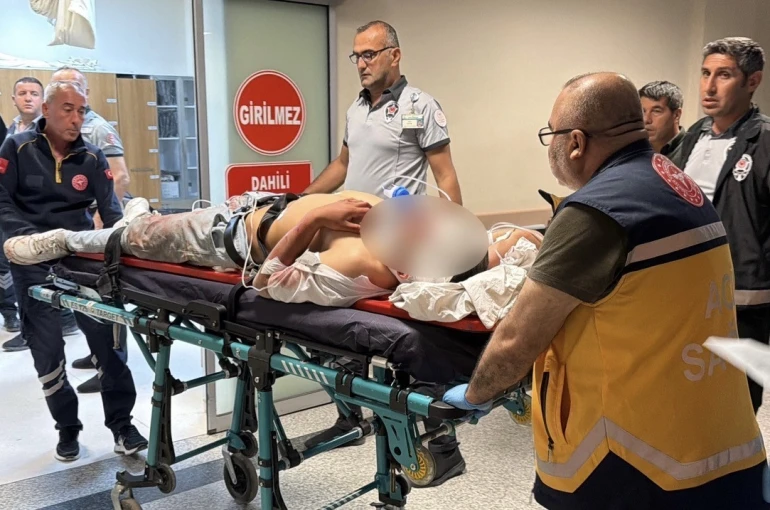 Motosiklet, elektrik direğine çarptı: 1’i ağır 2 yaralı