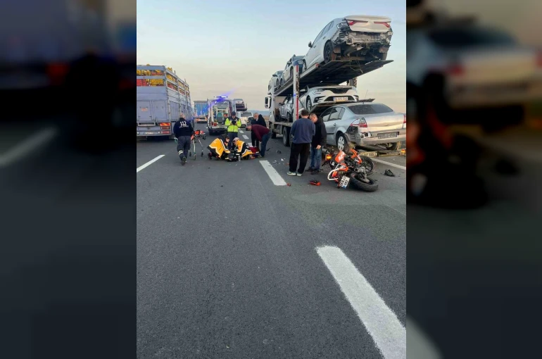 Motosiklet emniyet şeridinde duran tıra çarptı: 1 yaralı