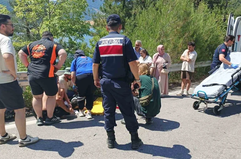 Motosiklet ile minibüs çarpıştı: Motosiklet sürücüsü hayatını kaybetti