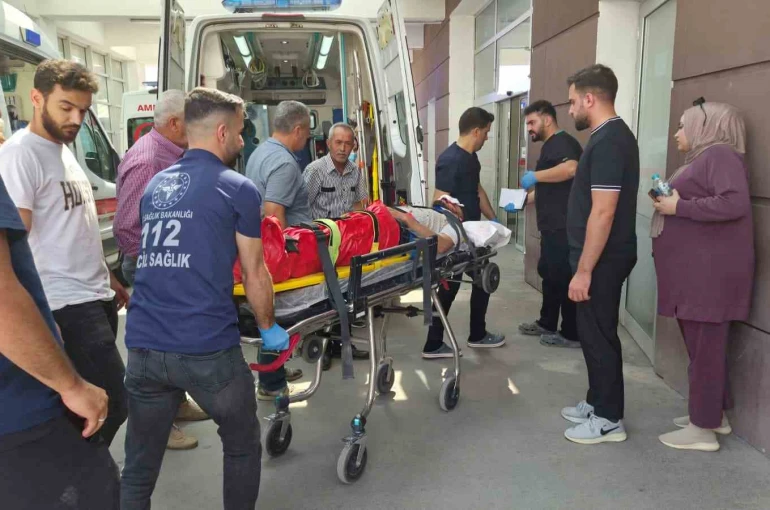 Motosiklet ile otomobil çarpıştı: 1 ağır yaralı 