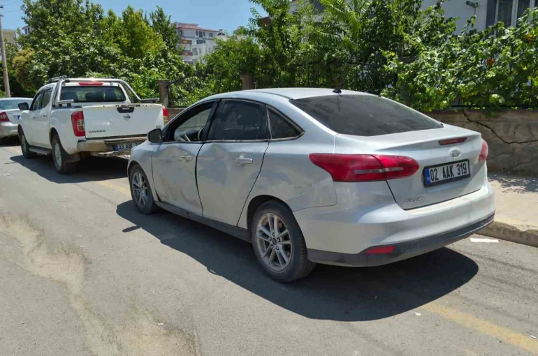 Motosiklet ile otomobil çarpıştı: 1 yaralı