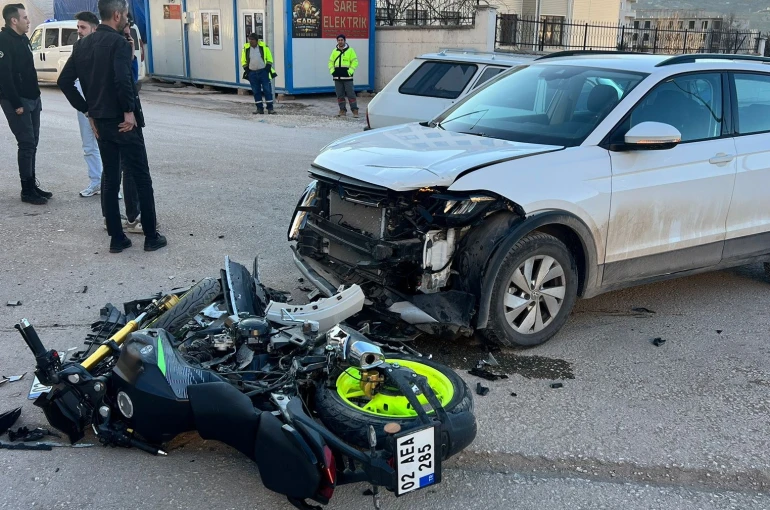 Motosiklet ile otomobil çarpıştı: 1 yaralı