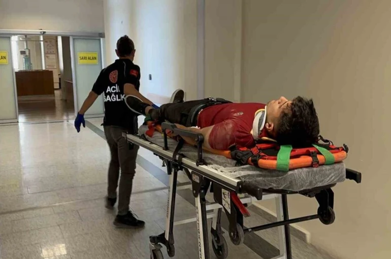 Motosiklet ile otomobil çarpıştı: 2 yaralı 
