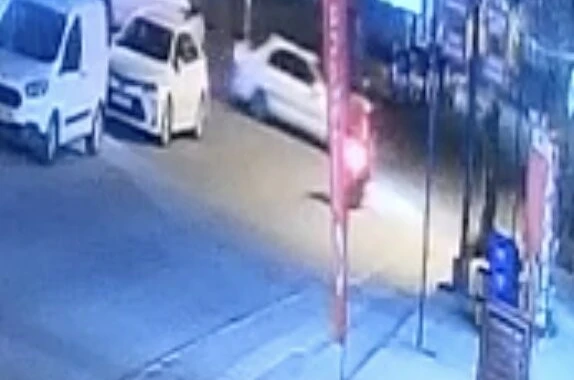 Motosiklet ile otomobilin çarpışması kameraya yansıdı