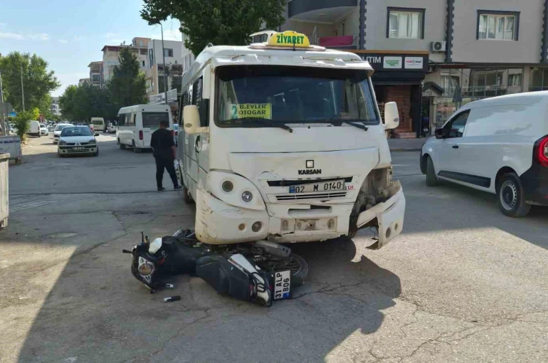 Motosiklet ile şehir içi minibüs çarpıştı: 1 yaralı