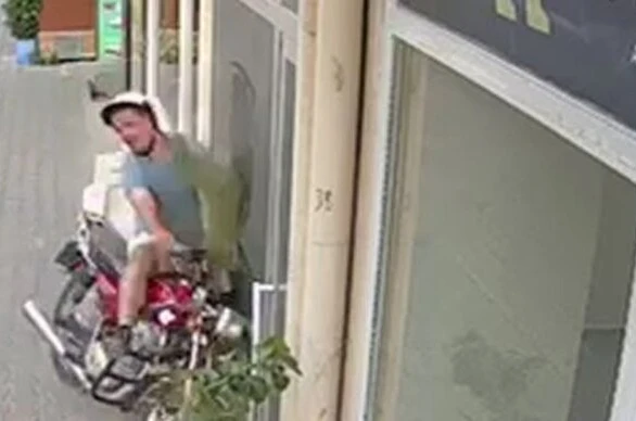 Motosiklet iş yerine girdi, kask hayat kurtardı