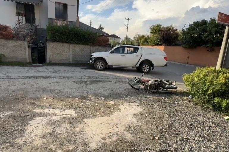 Motosiklet kamyonete çarptı: 2 ağır yaralı