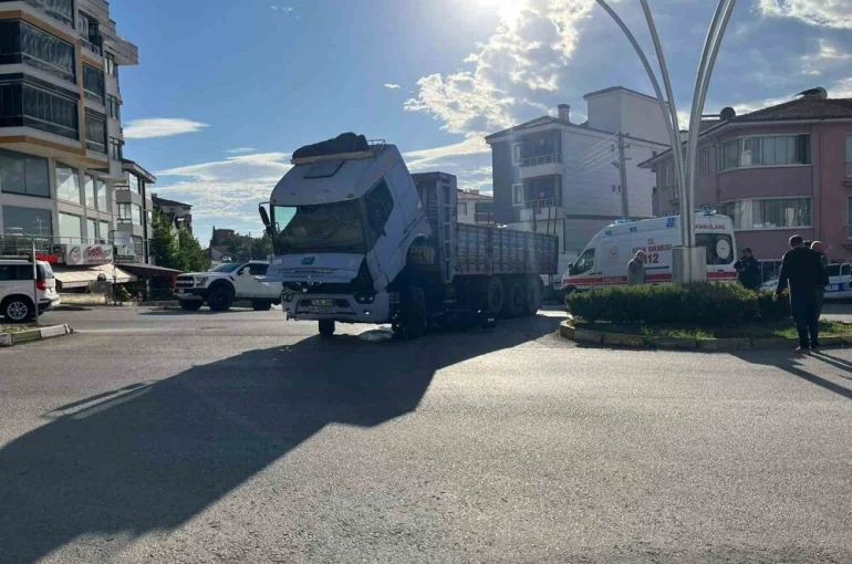 Motosiklet kamyonun altına girdi, sürücü kazayı hafif atlattı
