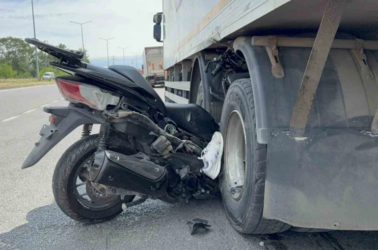 Motosiklet kamyonun tekerleri arasına ok gibi saplandı: Emekli komiser yardımcısı hayatını kaybetti