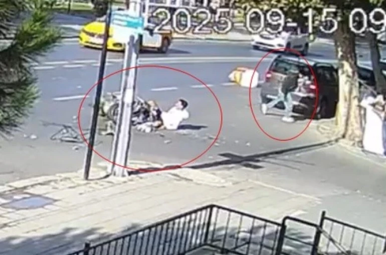 Motosiklet kasasıyla birlikte otomobilin üzerinden uçtu