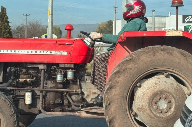 Motosiklet kaskıyla traktör kullanan kadın, sosyal medyada büyük beğeni topladı