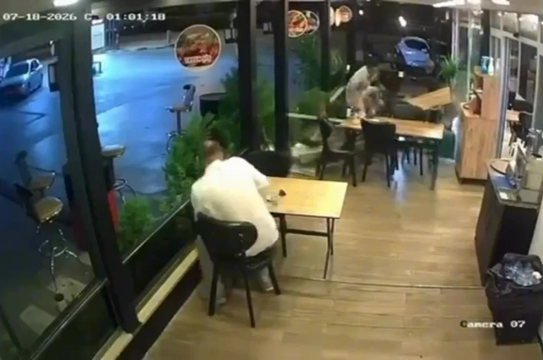 Motosiklet lokantada oturan müşteriye çarptı