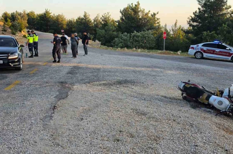 Motosiklet otomobile çarptı: 2 yaralı