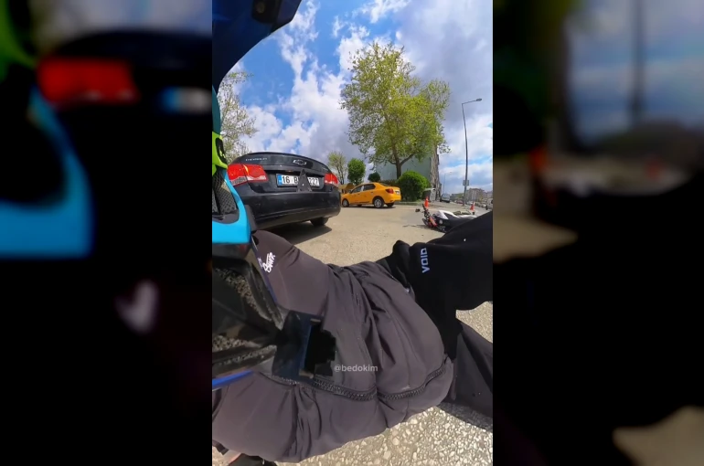 Motosiklet otomobile çarptı... O anlar kask kamerasına yansıdı