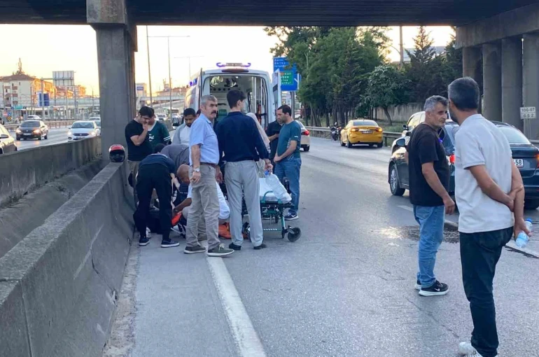 Motosiklet otomobile çarptı: Sürücü ağır yaralandı