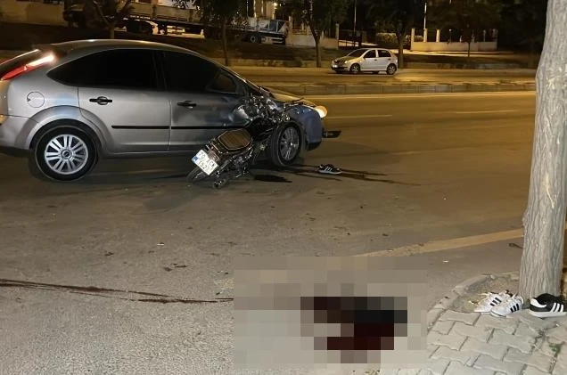 Motosiklet otomobile ok gibi saplandı: 1 ölü, 1 yaralı 