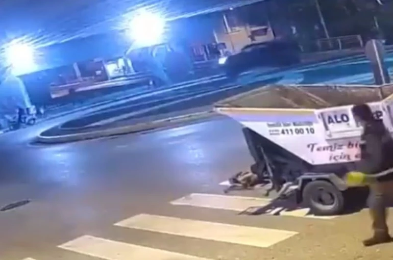 Motosiklet pikaba çarptı: 2 ağır yaralı
