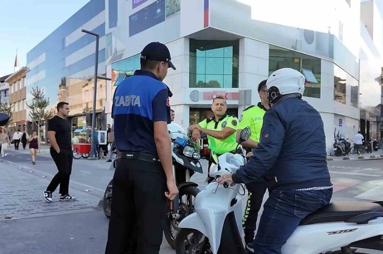 Motosiklet sürerken bir eliyle baklava taşımaya çalışan sürücüsü cezaya itiraz edemedi 