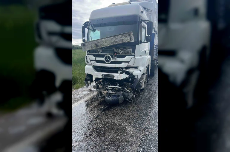Motosiklet sürücüsü girdiği tırın altında feci şekilde can verdi