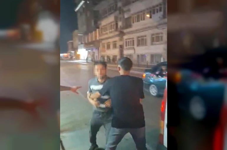 Motosiklet sürücüsüne yumruklu saldırı kamerada