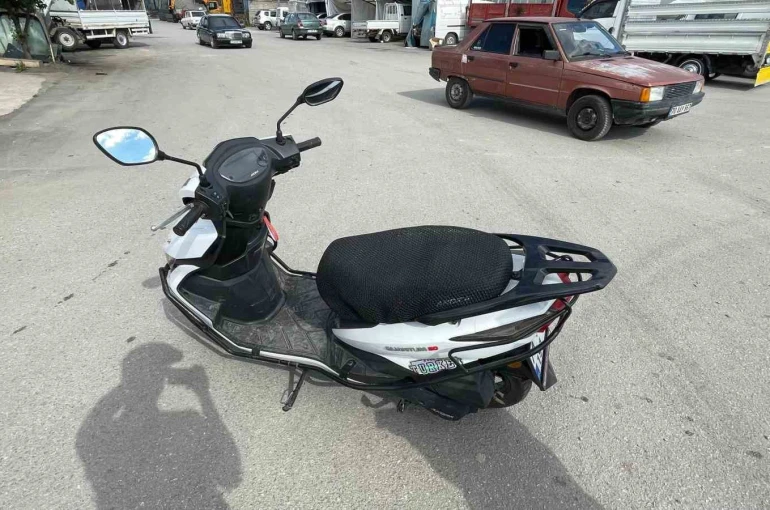Motosiklet sürücüsünün yaralandığı kaza kameraya yansıdı