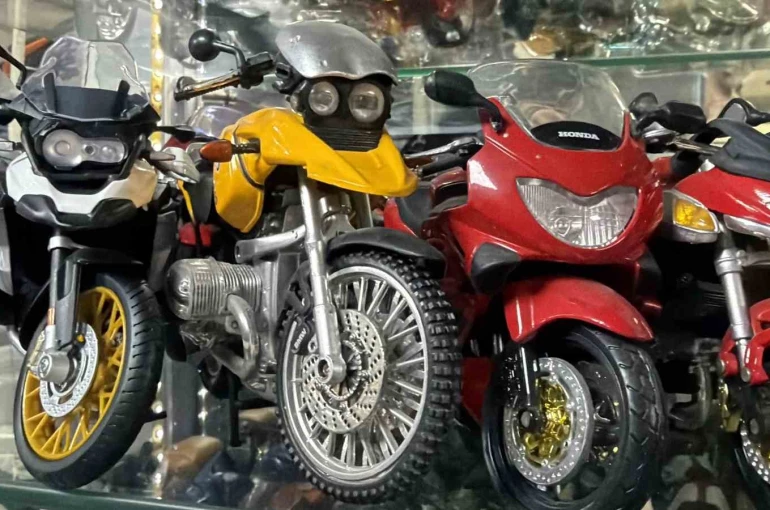 Motosiklet tutkusunu koleksiyona çevirdi