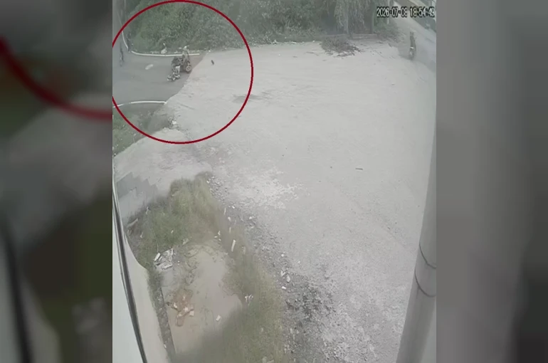 Motosiklet ve bisikletli çocuğun çarpıştığı anlar kamerada