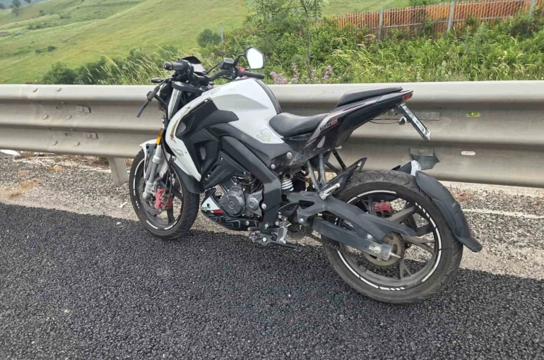 Motosiklet virajda savruldu sürücü ağır yaralı