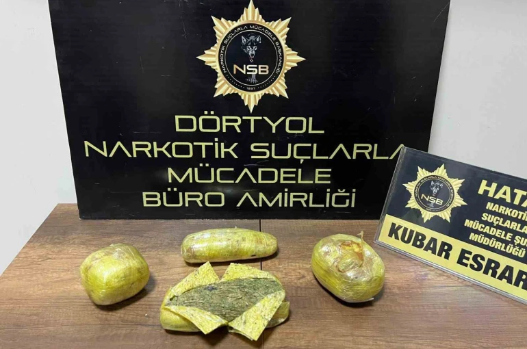 Motosiklete saklanan kubar esrarı polis buldu