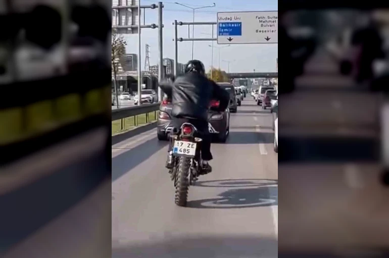 Motosikleti at sürer gibi sürdü
