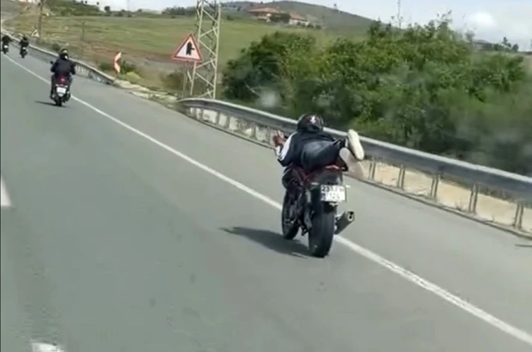 Motosikleti uzanarak süren şahıs, canını hiçe saydı