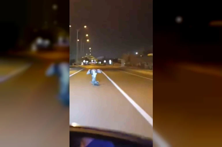 Motosikleti üzerine yatarak kullandı, ölüme davetiye çıkardı