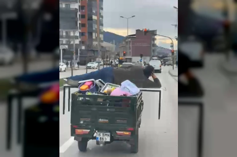 Motosikletin arkasında yatarak tehlikeli yolculuk