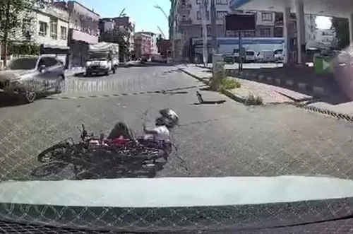 Motosikletin otomobile çarpma anı araç kamerasında