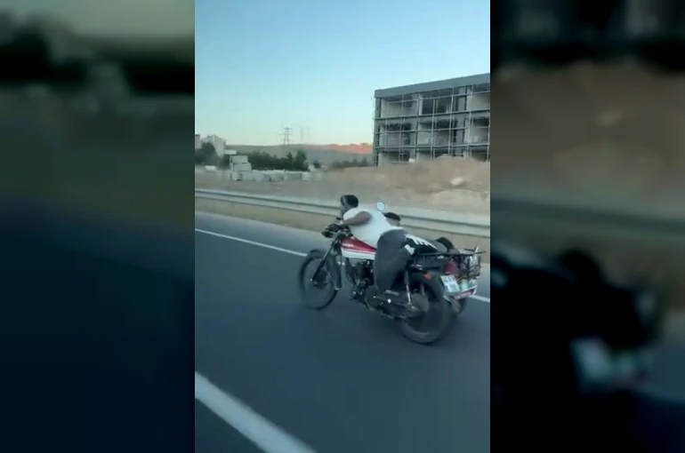 Motosikletin üzerine uzandı: Hem kendi hem de arkadaşının canını hiçe saydı