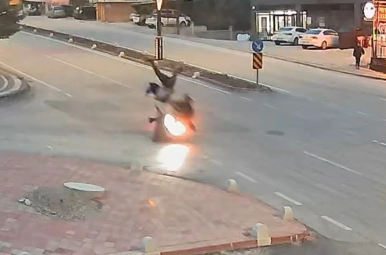 Motosikletin yayayı havaya uçurduğu an kameraya yansıdı: 2 yaralı
