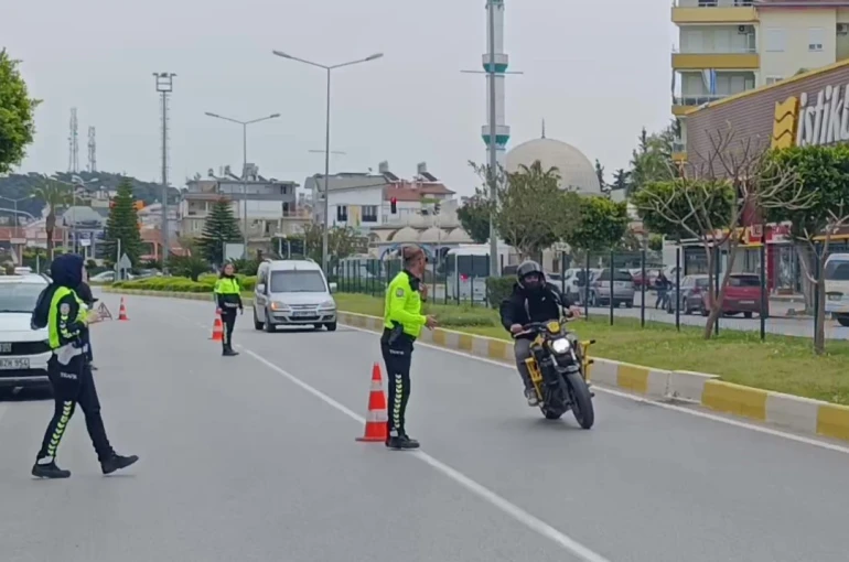 Motosikletini uygulama yapan polislerin üzerine sürüp kaçtı